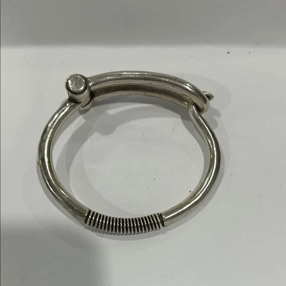 Elegant Silver Bracelet - Picture 3 of 9